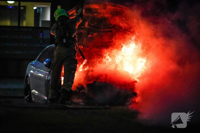 Brandweer blust uitslaande autobrand