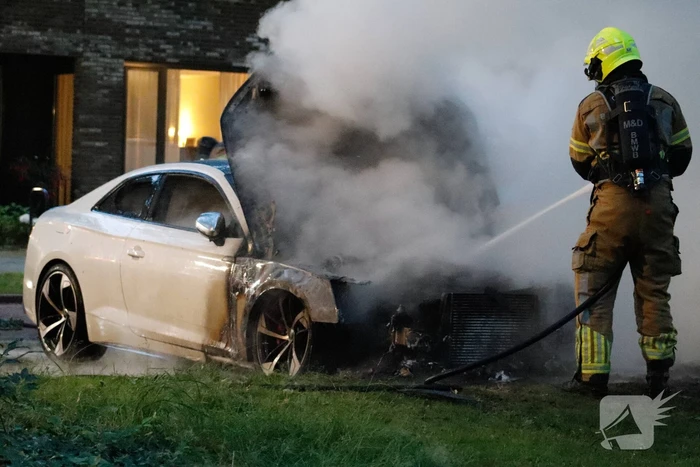 Brandweer blust uitslaande autobrand