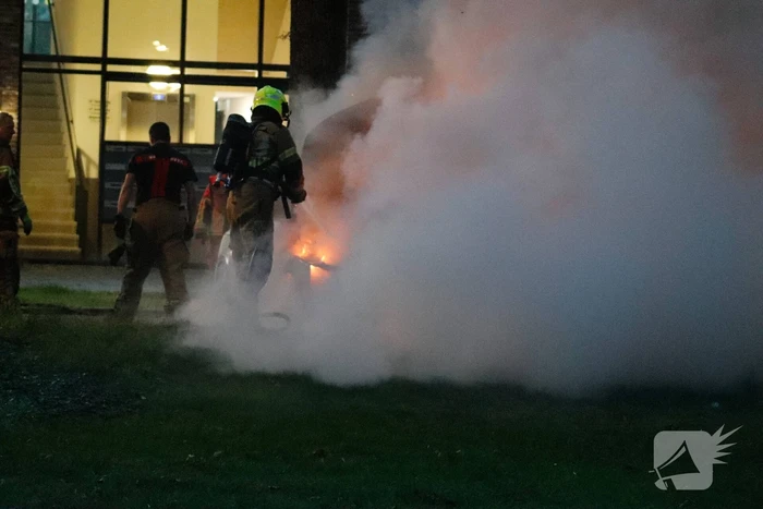 Brandweer blust uitslaande autobrand