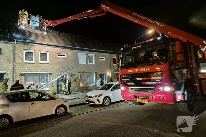 Brandweer blust dakbrand door vuurwerk