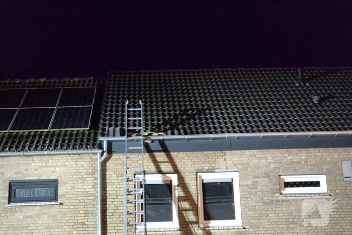 Brandweer blust dakbrand door vuurwerk