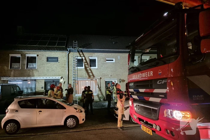 Brandweer blust dakbrand door vuurwerk