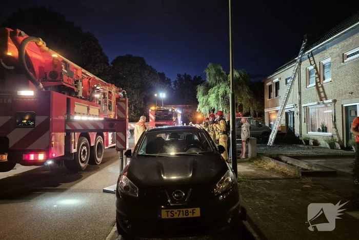 Brandweer blust dakbrand door vuurwerk