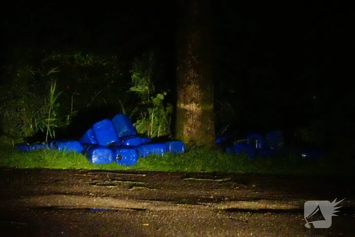 Tientallen vaten met chemisch afval gedumpt op parkeerplaats