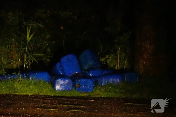 Tientallen vaten met chemisch afval gedumpt op parkeerplaats