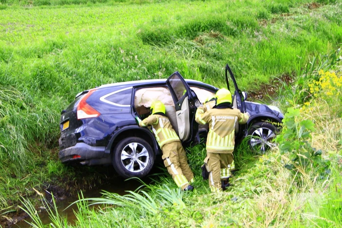 Automobilist vliegt uit de bocht en belandt in sloot