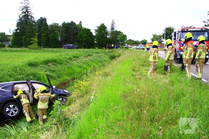 Automobilist vliegt uit de bocht en belandt in sloot