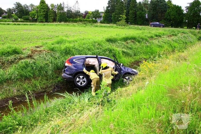 Automobilist vliegt uit de bocht en belandt in sloot