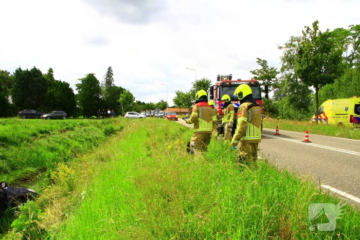 Automobilist vliegt uit de bocht en belandt in sloot