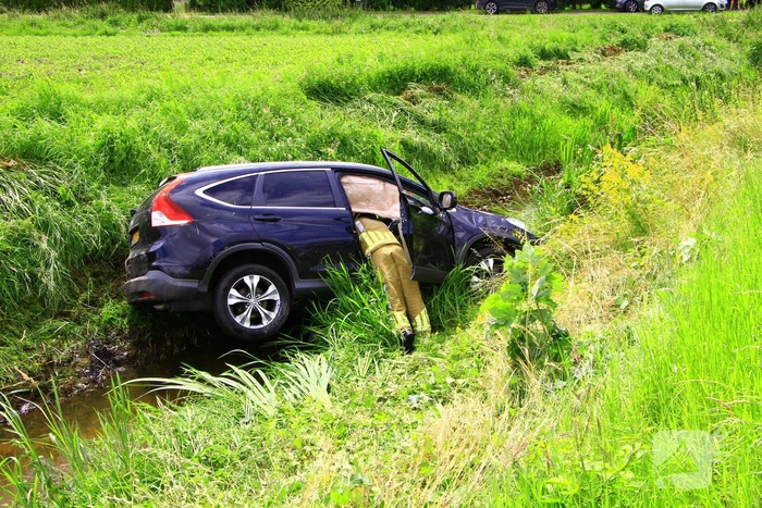 Automobilist vliegt uit de bocht en belandt in sloot