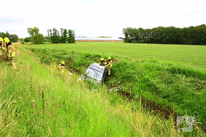 Automobilist vliegt uit de bocht en belandt in sloot
