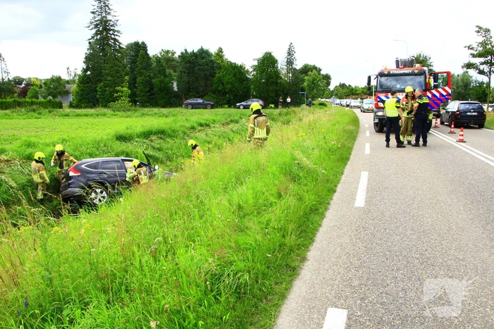Automobilist vliegt uit de bocht en belandt in sloot