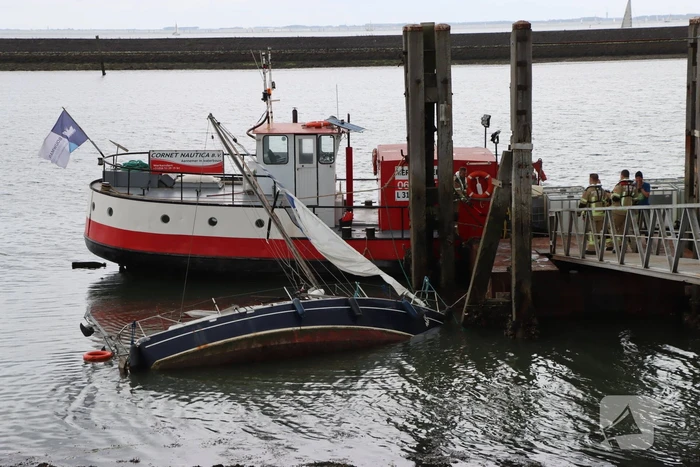 Boot kanteld, brandweer schiet te hulp