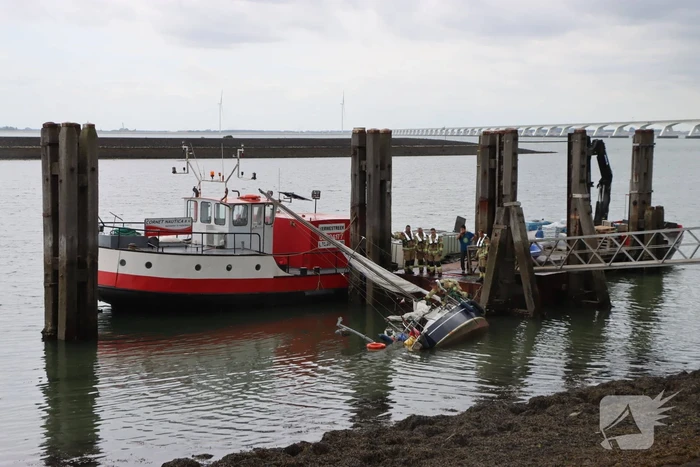Boot kanteld, brandweer schiet te hulp