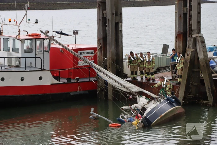 Boot kanteld, brandweer schiet te hulp