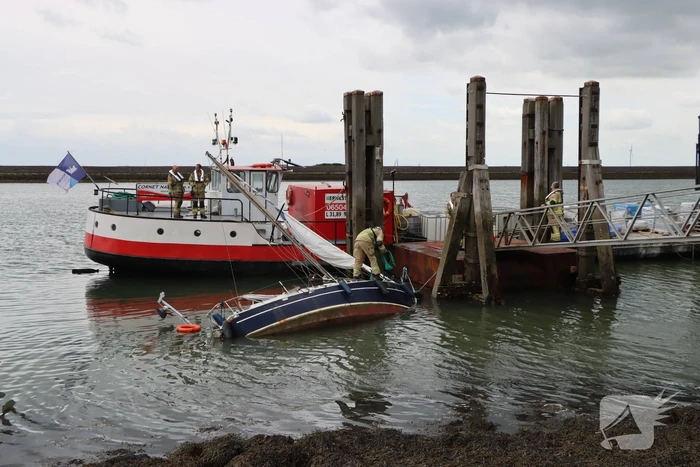 Boot kanteld, brandweer schiet te hulp