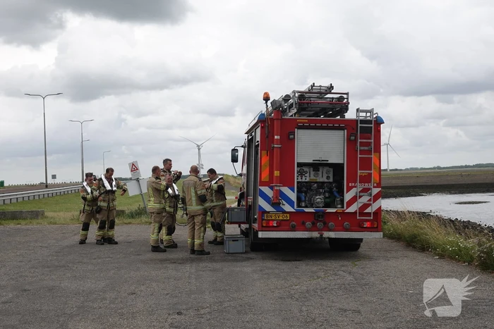 Boot kanteld, brandweer schiet te hulp