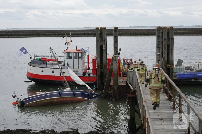 Boot kanteld, brandweer schiet te hulp