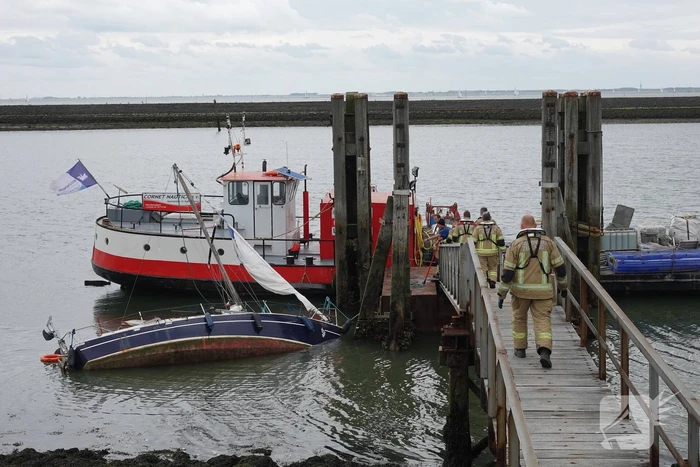 Boot kanteld, brandweer schiet te hulp