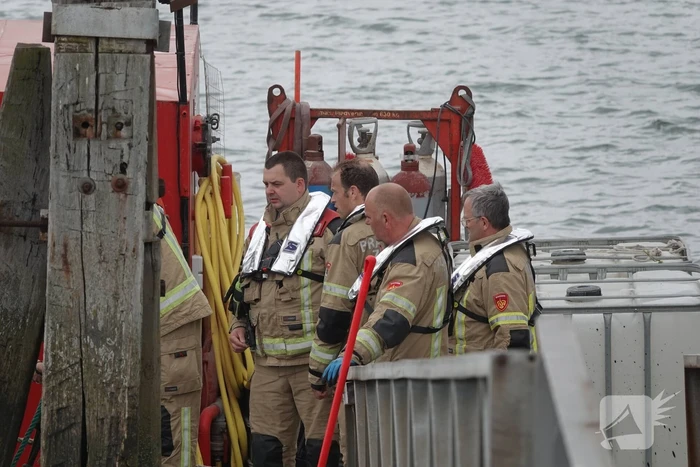 Boot kanteld, brandweer schiet te hulp