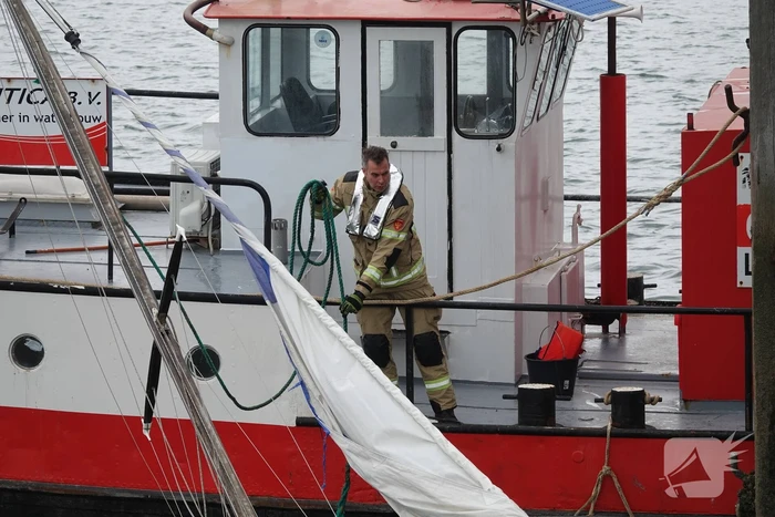 Boot kanteld, brandweer schiet te hulp