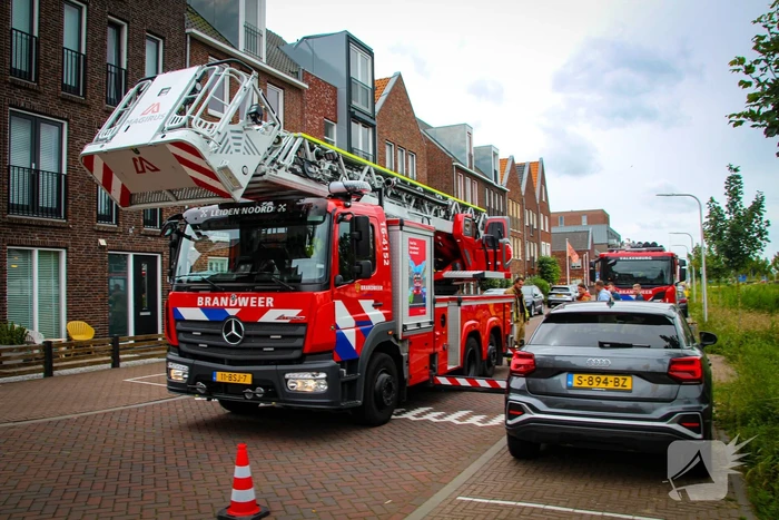 Brandweer schroeft loszittende daklijst vast