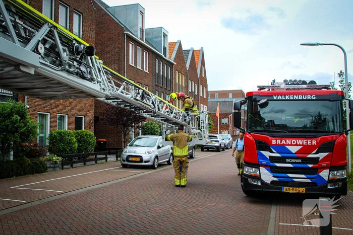 Brandweer schroeft loszittende daklijst vast