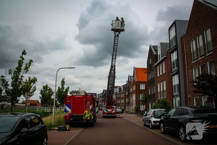 Brandweer schroeft loszittende daklijst vast