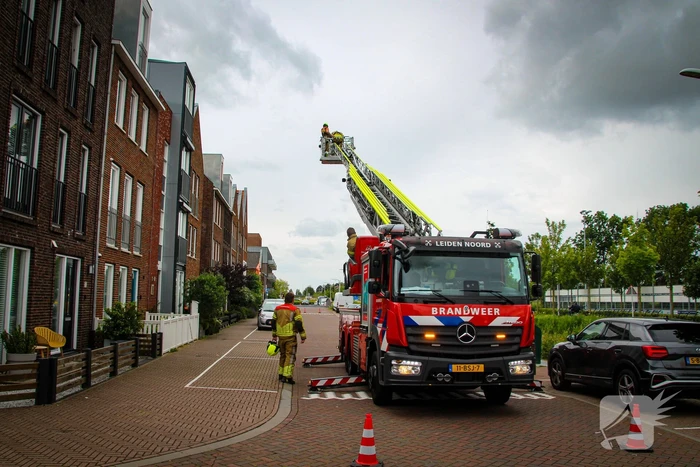 Brandweer schroeft loszittende daklijst vast