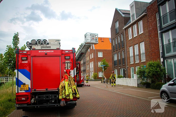 Brandweer schroeft loszittende daklijst vast