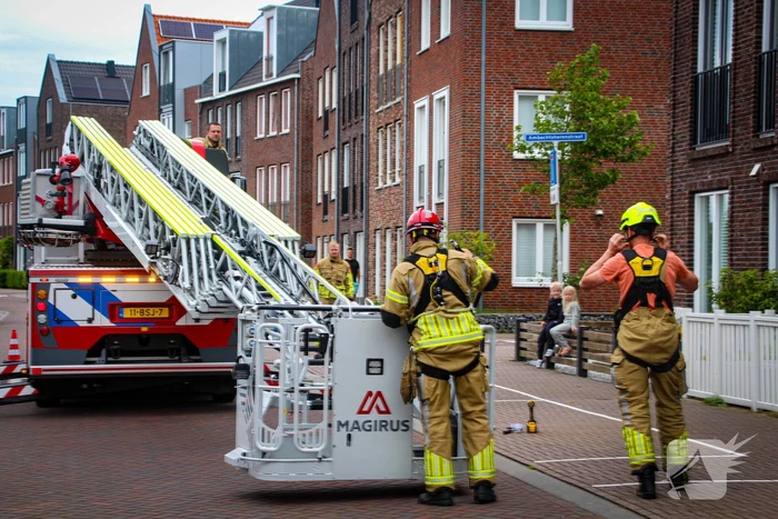 Brandweer schroeft loszittende daklijst vast