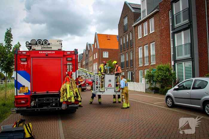 Brandweer schroeft loszittende daklijst vast