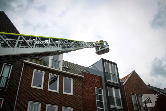 Brandweer schroeft loszittende daklijst vast