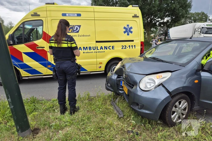 Twee gewonden bij eenzijdige aanrijding