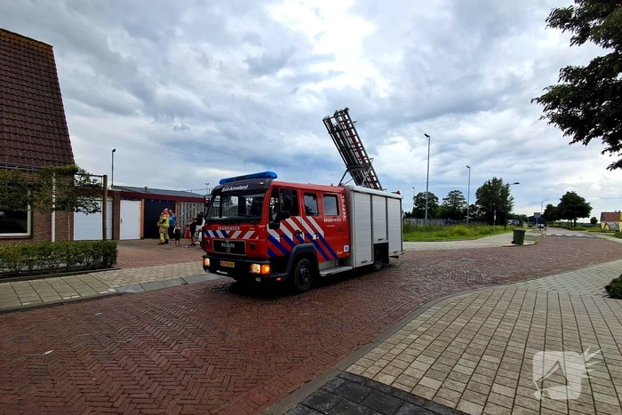Brandweer helpt vastzittende zwaluw