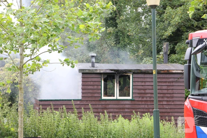 Brandweer ingezet voor fikse brand in woonboot