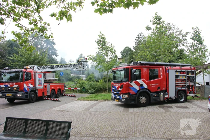 Brandweer ingezet voor fikse brand in woonboot