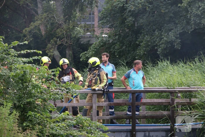 Brandweer ingezet voor fikse brand in woonboot