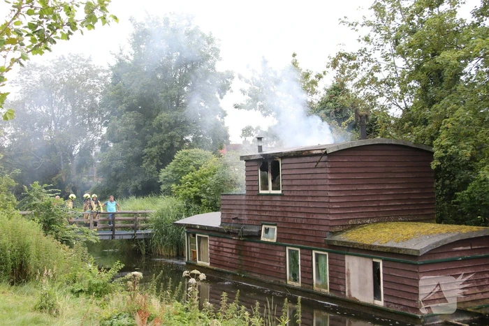 Brandweer ingezet voor fikse brand in woonboot