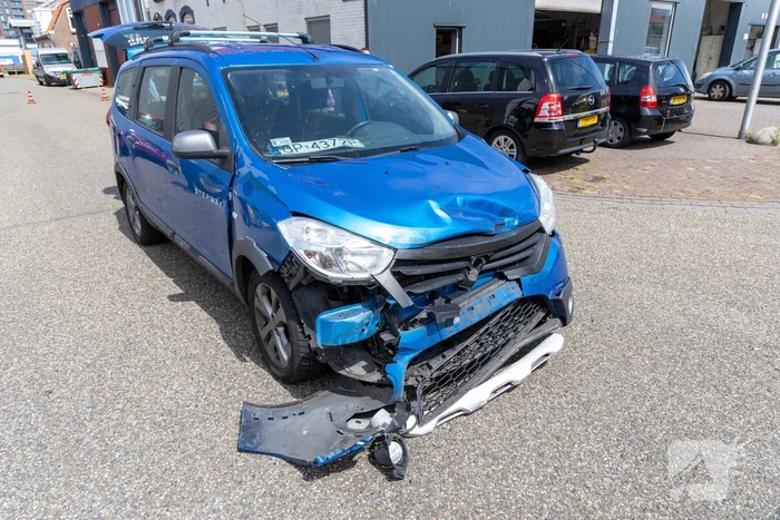 Botsing tussen twee auto's zorgt voor veel schade