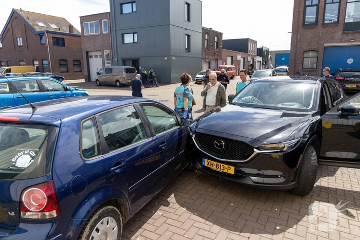 Botsing tussen twee auto's zorgt voor veel schade