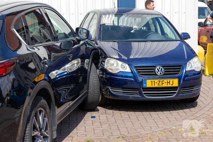 Botsing tussen twee auto's zorgt voor veel schade