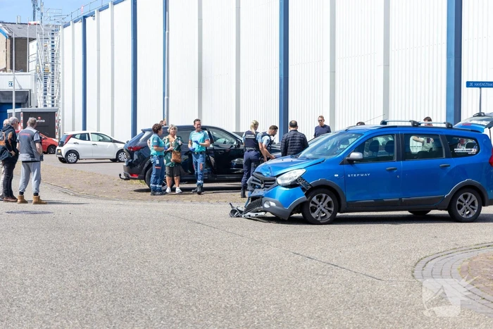 Botsing tussen twee auto's zorgt voor veel schade