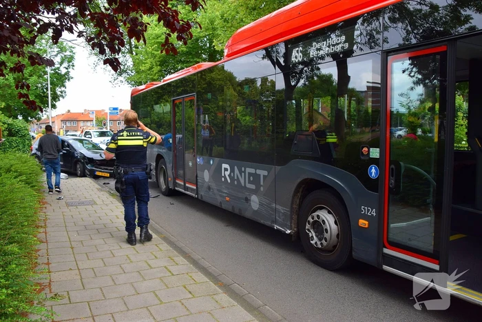 Auto en lijnbus botsen op elkaar