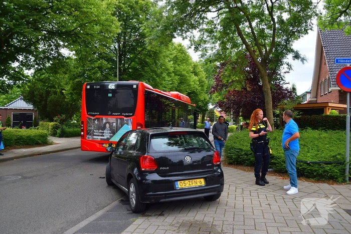 Auto en lijnbus botsen op elkaar
