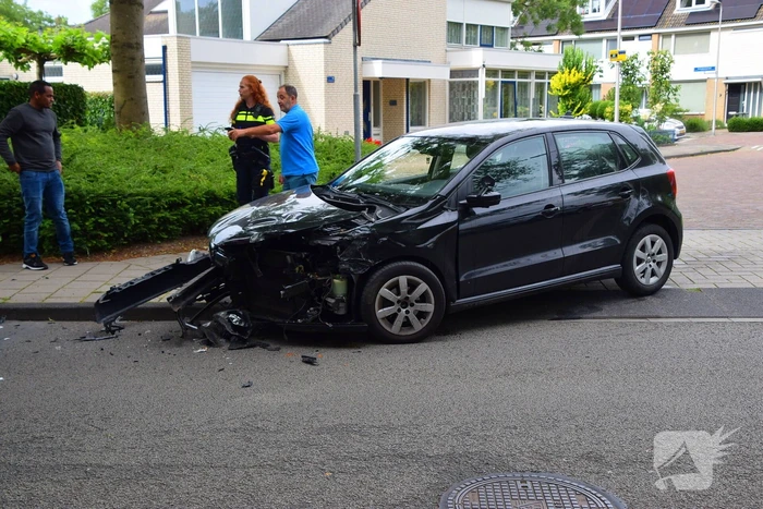 Auto en lijnbus botsen op elkaar