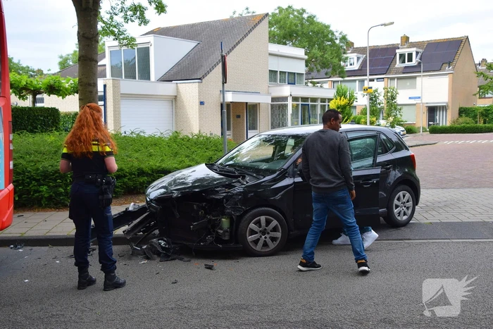 Auto en lijnbus botsen op elkaar