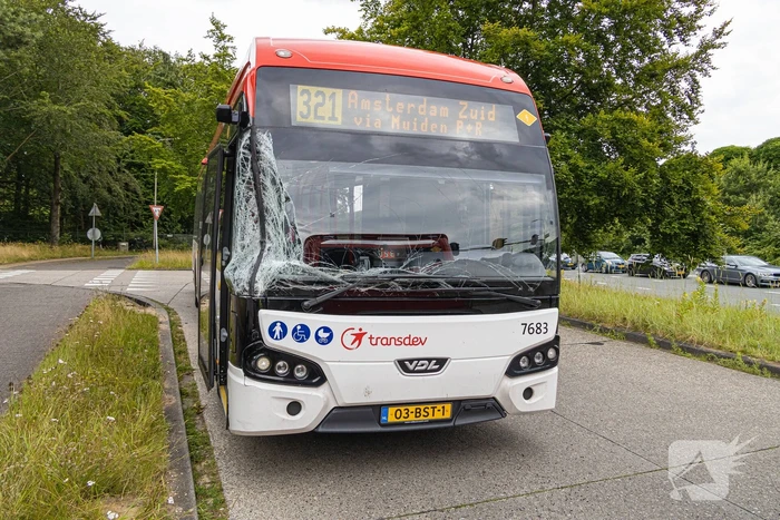Lijnbussen lopen forse schades op na botsing