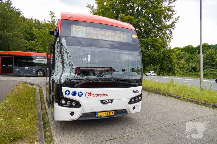 Lijnbussen lopen forse schades op na botsing