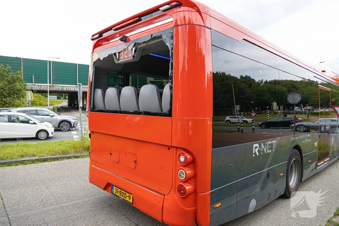 Lijnbussen lopen forse schades op na botsing